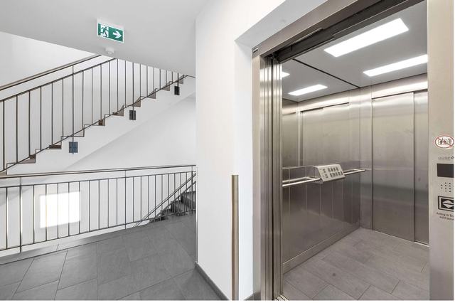 Treppenhaus mit Aufzug – Düsseldorf-Flingern Süd