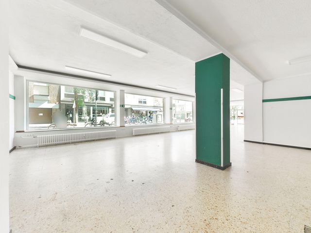 Verkaufsfläche mit Säule